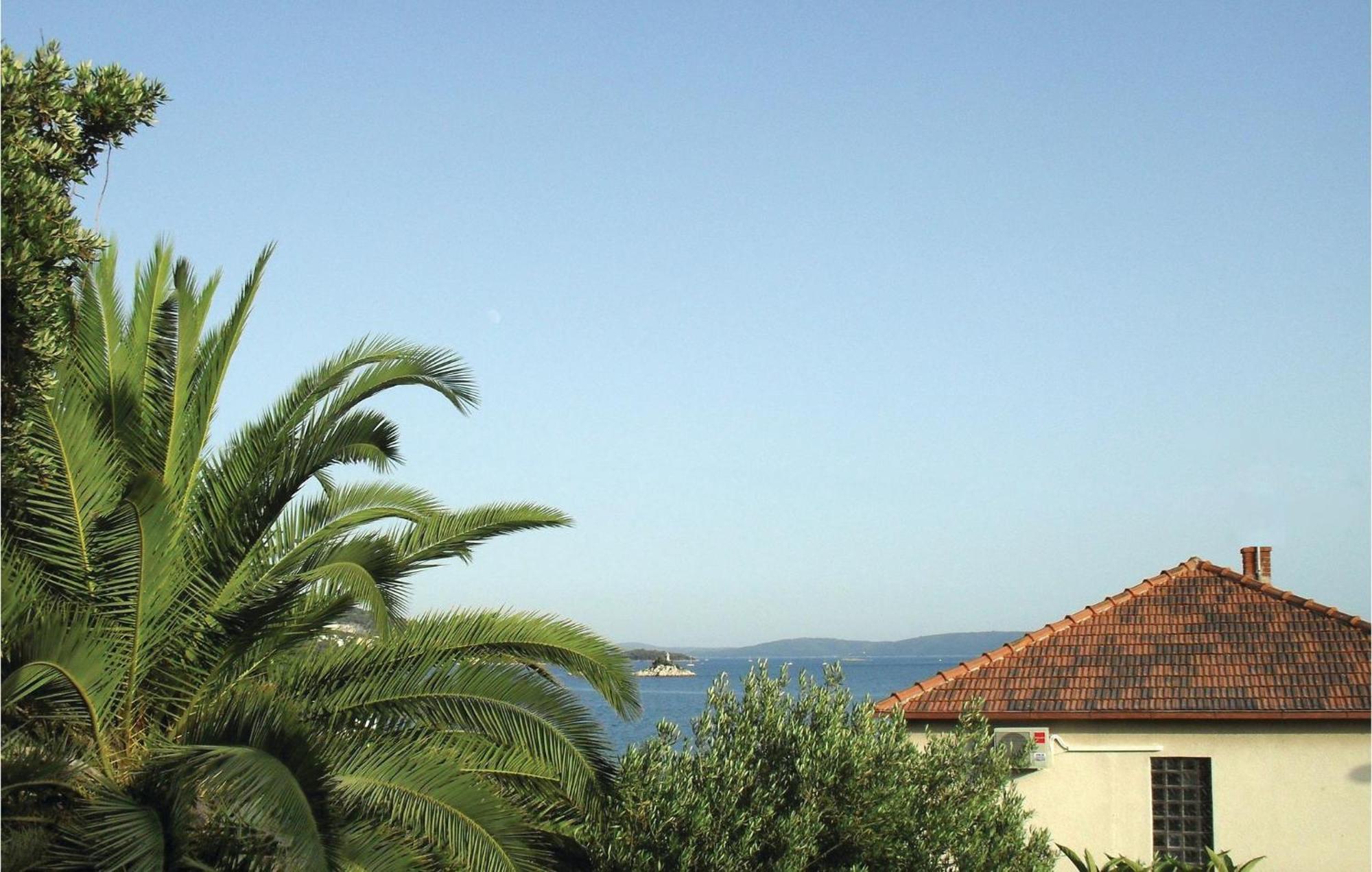 Awesome Home In Seget Vranjica With Wifi Extérieur photo
