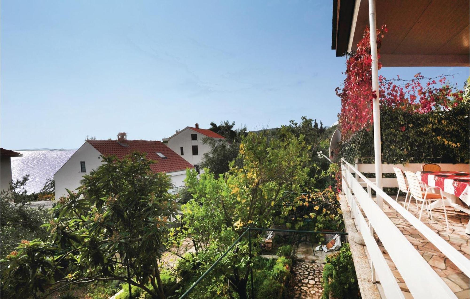 Awesome Home In Seget Vranjica With Wifi Extérieur photo